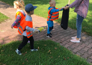 Dzieci sprzątają śmieci3